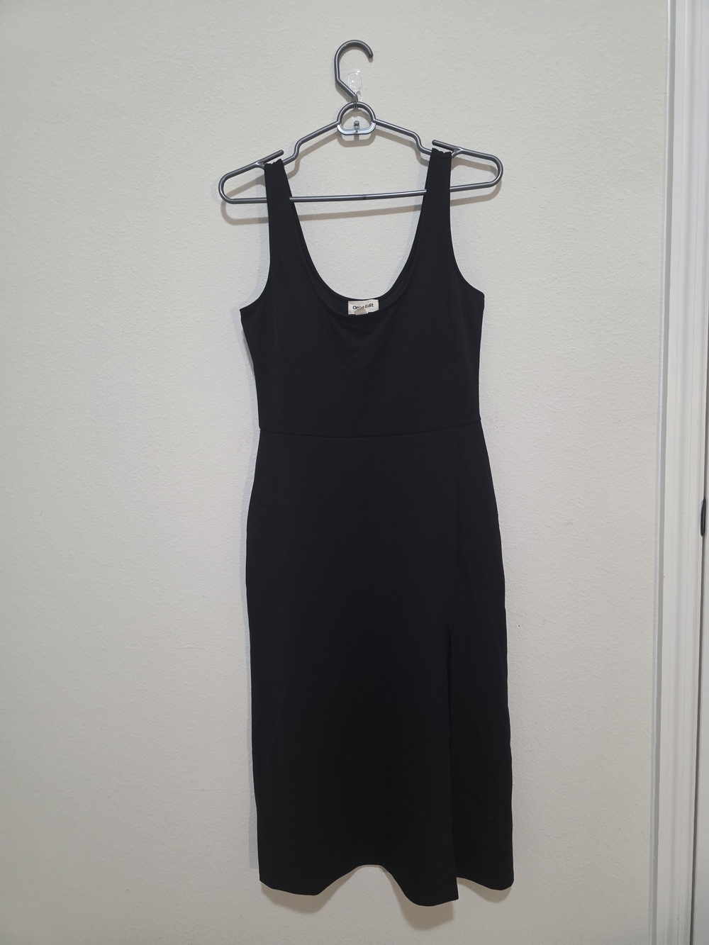 Sleek Black Scoop-Neck Midi Dress